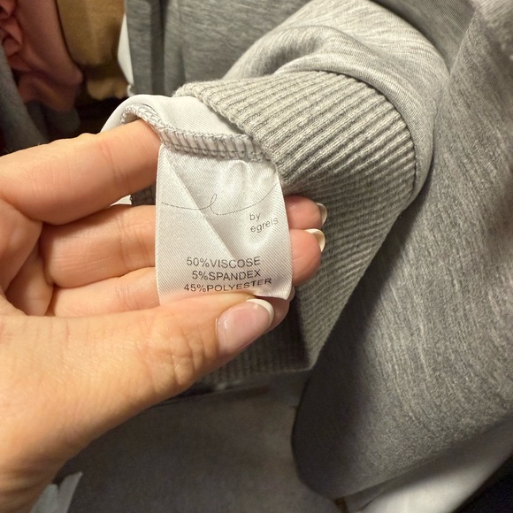 Cutout shoulder sweater with ruffles - Picture 4 of 4